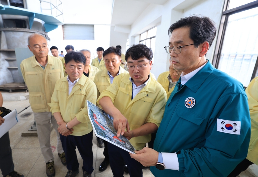 한훈 농림축산식품부 차관은 7월 27일(목) 전라북도 익산시 수해 지역의 농작물 침수피해 현황 및 배수시설을 점검했다