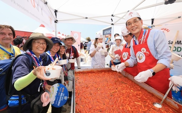  한훈 농림축산식품부 차관은 지난 2일 2023 세계스카우트 잼버리’ 개영식에서 참가 청소년들에게 떡볶이를 나눠주고 있다.