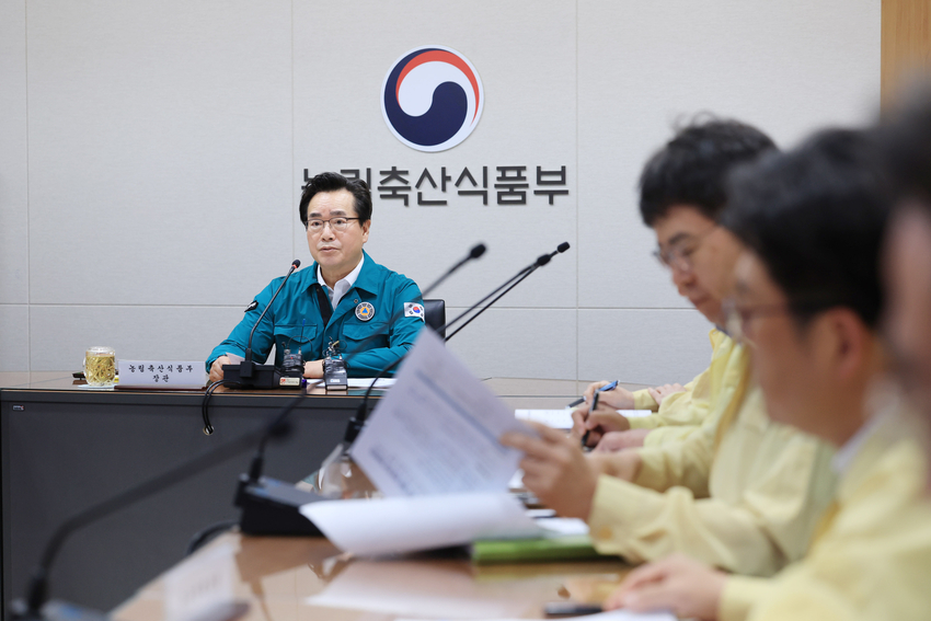  정황근 농림축산식품부 장관은 8월 7일(월) 14시 30분 농업재해대책상황실에서 제6호 태풍 ‘카눈’ 북상에 대비하여 농업부문 대비상황 및 피해발생시 조치계획에 대한 긴급 점검회의를 개최했다.