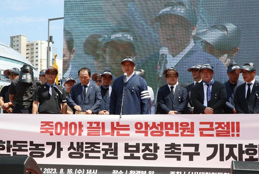 대한한돈협회(회장 손세희)는 8월 16일 13시 세종시 환경부 청사 앞에서 보성 한돈농가 추모제를 열고 “고인의 안타까운 죽음이 되풀이 되지 않도록 한돈인과 한돈산업의 생존권을 위해 싸울 것이다”고 밝혔다.