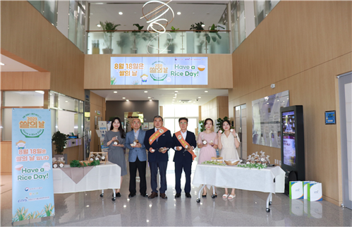 농정원 이종순 원장(왼쪽 세 번째)과 안재록 총괄본부장(오른쪽 세 번째), 조경익 농업가치본부장(왼쪽 두 번째), 소비문화실 직원들이 쌀의 날 행사를 진행했다.<br>
(제공=농림수산식품교육문화정보원)