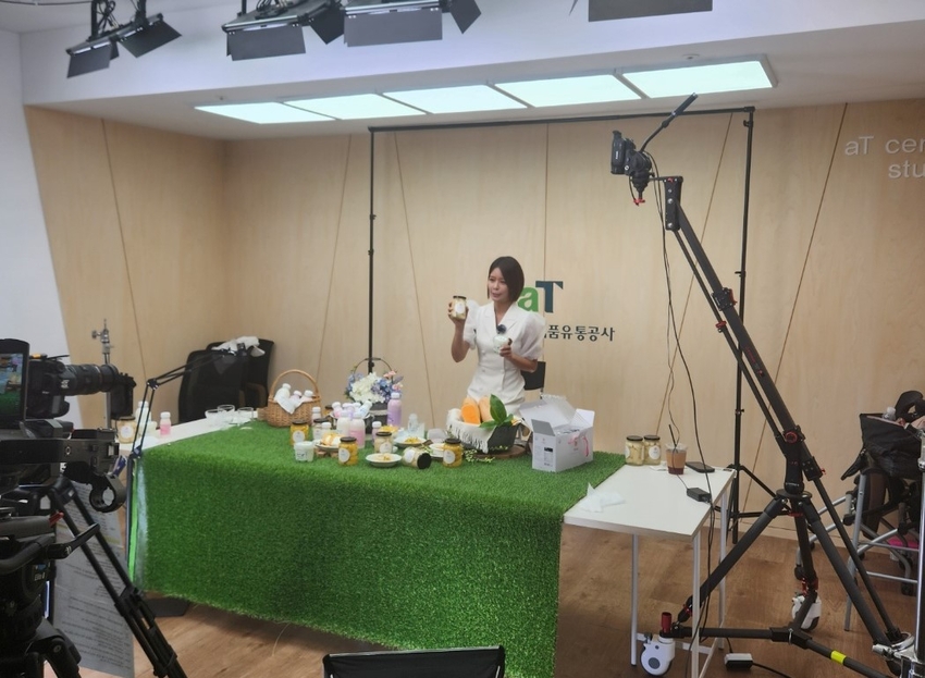aT 스튜디오 ‘테마 기획전’ 라이브 커머스 현장