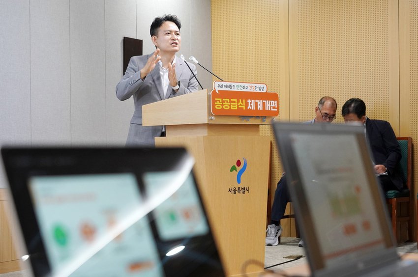 지난 6일 서울시는 기자설명회를 갖고, 국정감사 및 시의회 등에서 지적받은 ‘ 도농상생 공공급식 사업 ’에 대한 의견 수렴, 이같은 개선 방안 등의 내용을 담은 ‘공공급식 체계 개편 (안)’을 발표했다 < 사진 :구종원 서울시 평생교육국장이 기자회견하는 모습>