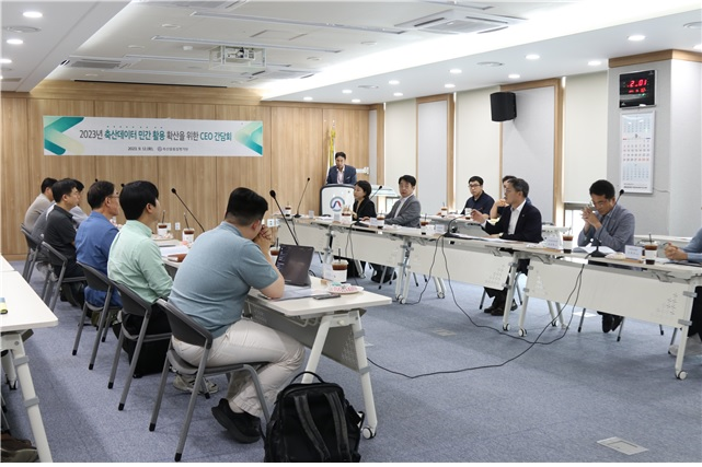 박병홍 원장과 축산데이터 활용 민간기업이 축산데이터 활용과 발전을 위한 의견을 공유하고 있다.