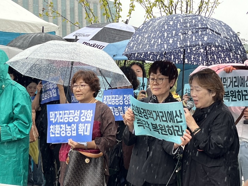 조완석 환경농업단체연합회 회장과 안인숙 행복중심생협 회장이 친환경먹거리 예산 측각 복원을 촉구하는 성명서를 낭독하고 있다. 