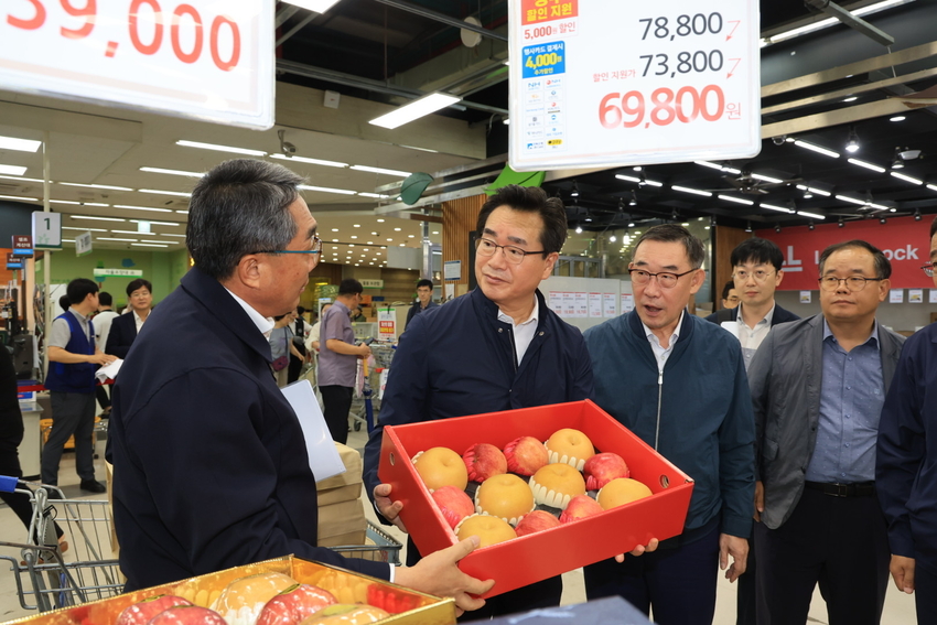  정황근 농림축산식품부 장관은 9월 20일(수) 오후, 서울시 창동 농협 하나로마트를 방문하여 추석 성수품 수급상황을 점검하고 현장 관계자를 격려했다.