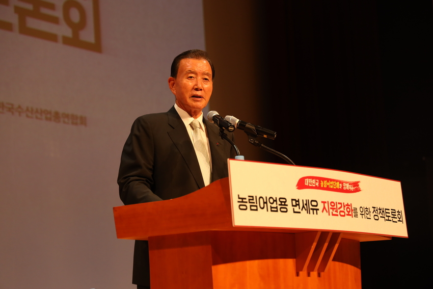 홍문표 의원은 개회사를 통해 " 면세유 제도 마저 중단된다면 농업인들에게 엄청난 부담이될 전망인 만큼 반드시 면세유 제도가 연장되어 농어민들의 시름을 덜어 드려야 한다” 고 주장했다. 
