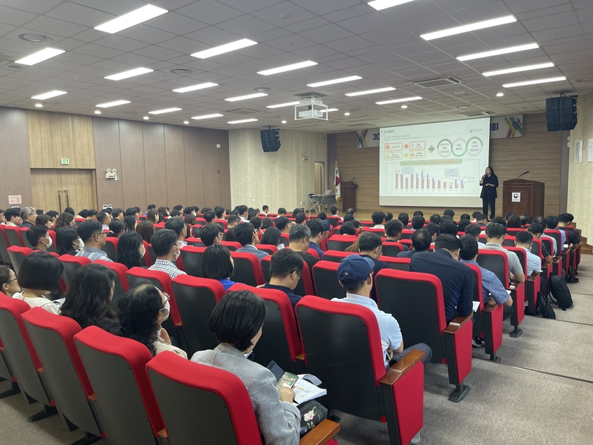농관원 대강당(9월21일)에서 농관원 전국 검사업무 담당자 150명을 대상으로 농식품부의 가루쌀 추진현황과 방향 설명, 공공비축 가루쌀 매입 검사요령, 가루쌀(벼, 현미, 백미) 정보를 공유하는 업무 설명회를 개최했다