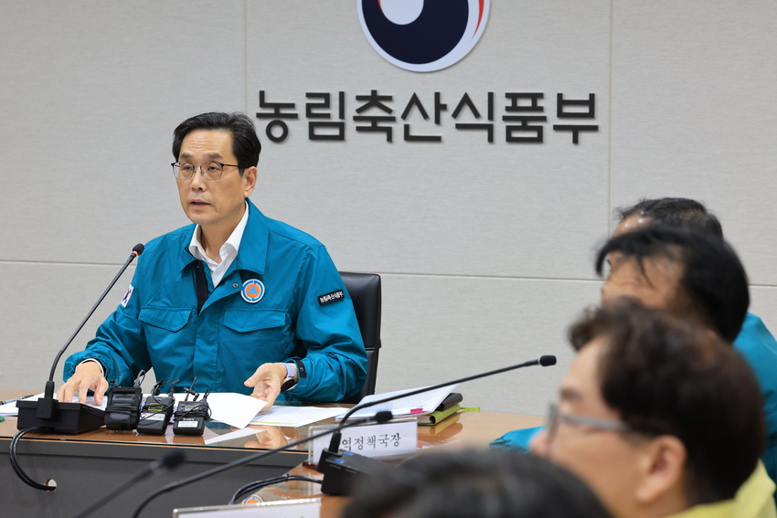  지난 25일 열린 중수본 점검 회의에서 한훈 농식품부 차관은 “ 올해 7월 철원지역에서 아프리카돼지열병이 발생한 이후 화천에서도 발생한 엄중한 상황이다 " 며 ", 강원도와 화천군은 관내 돼지농장에 대하여 방역에 소홀한 점이 없었는지 기본방역 수칙 준수 여부 등을 특별 점검하고 인접 시군으로 확산하지 않도록 살처분, 소독, 검사, 점검 등 방역 조치를 강화해 줄 것”을 강조했다.