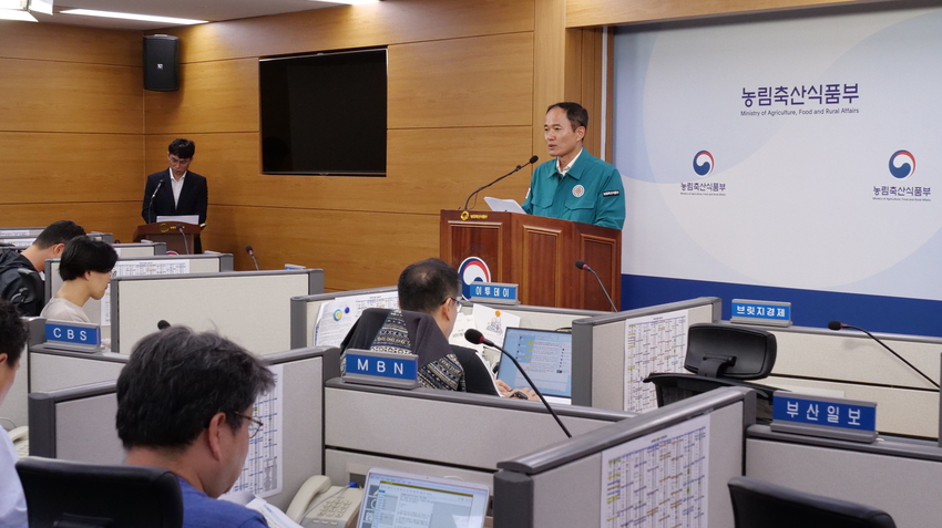 안용덕 농림축산식품부 방역정책국장이 기자들에게 올해 10월부터 내년 2월까지 가축전염병 특별방역 대책 기간으로 설정하는 등 가축전염병 방역 관리를 강화한다는 내용을 설명하고 있다.