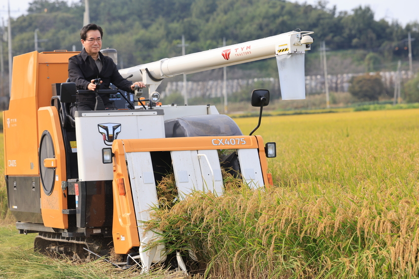  정황근 농림축산식품부 장관은 본격적인 벼 수확기를 맞아 10월 10일(화) 오후, 충남 부여군 임천면 벼 수확 현장을 방문하여 올해 벼 작황과 수확기 쌀 수급 상황을 점검하고, 7~8월 집중호우와 태풍 등 기상재해를 극복하고 구슬땀을 흘리고 있는 농업인들을 격려했다. 