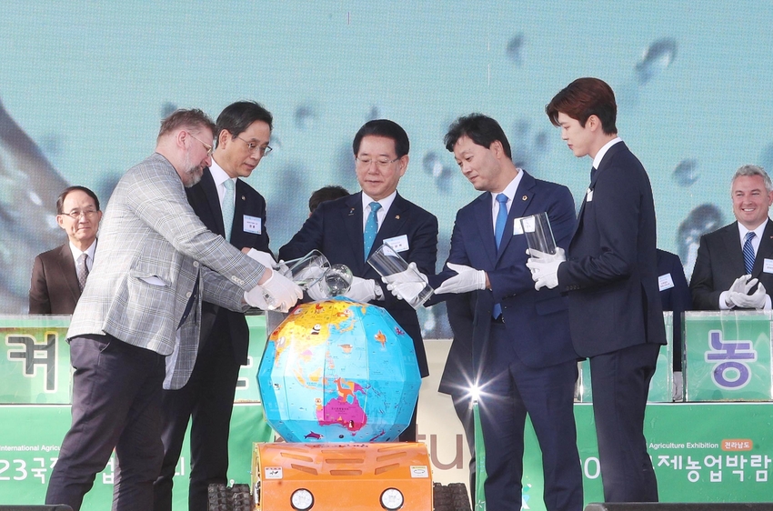  김영록 전라남도지사와 한훈 농림축산식품부 차관 등 주요 내빈들이 12일 오후 순천만생태문화교육원에서 ‘지구와 인간의 건강을 지켜주는 농업’이라는 주제로 열린 2023 국제농업박람회 개막식에서 퍼포먼스를 하고 있다. 