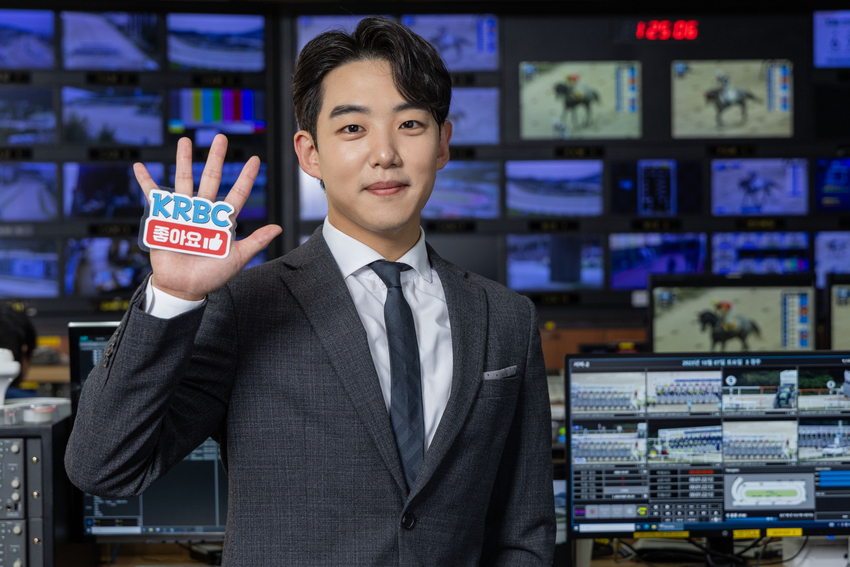정성욱 아나운서는 지난 7월 쟁쟁한 경쟁률을 뚫고 한국마사회에 입사한 인재로, 입사 3개월 만에 초고속 데뷔를 하며 경마 팬들에게 성공적인 눈도장을 찍었다.