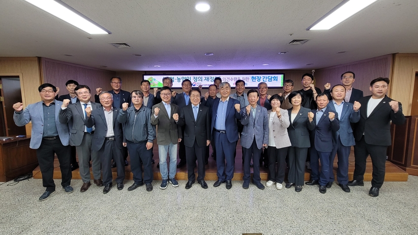 충남도 내 농업 현장의 다양한 의견을 듣고 정부 정책에 반영하기 위한 공론의 장이 열린 가운데 농업 농업인의 재정립과 관련, 다양한 의견이 개진됐다. 