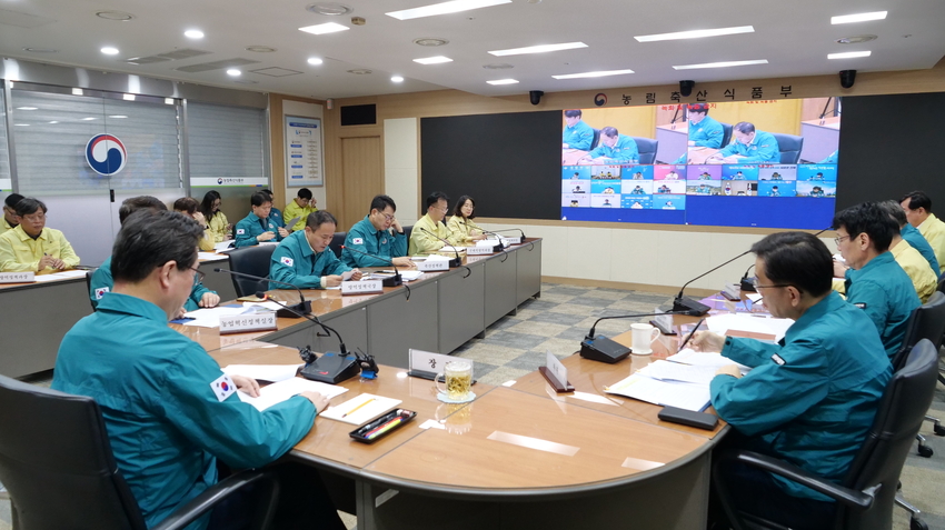 국내에서 소 럼피스킨병이 처음 발생한 충남 지역뿐 아니라 경기 소재 농장에서도 잇따라 발병이 확인됐다 < 정황근 본부장(농림축산식품부 장관) 주재로 회의를 열어 방역 관리 상황을 점검하고 있다.>