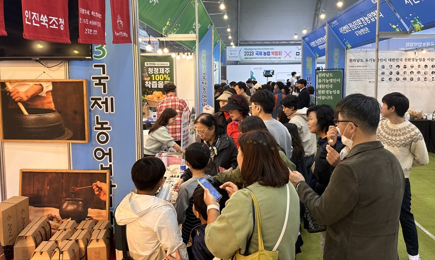 첨단농기계 시연장에선 ㈜대동이 무인자율주행 콤바인 벼수확 시연을, LS엠트론이 무인주행 트랙터 등 첫선을 보였다
