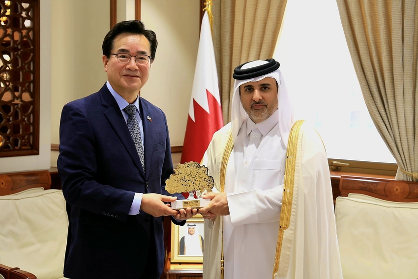  카타르 도하를 방문 중인 정황근 농림축산식품부 장관은 10월 24일(화) 알-수베이(Al Subaie) 카타르 자치행정부 장관과 만나 양국 간 스마트팜 산업 및 연구개발 협력 확대를 논의했다.