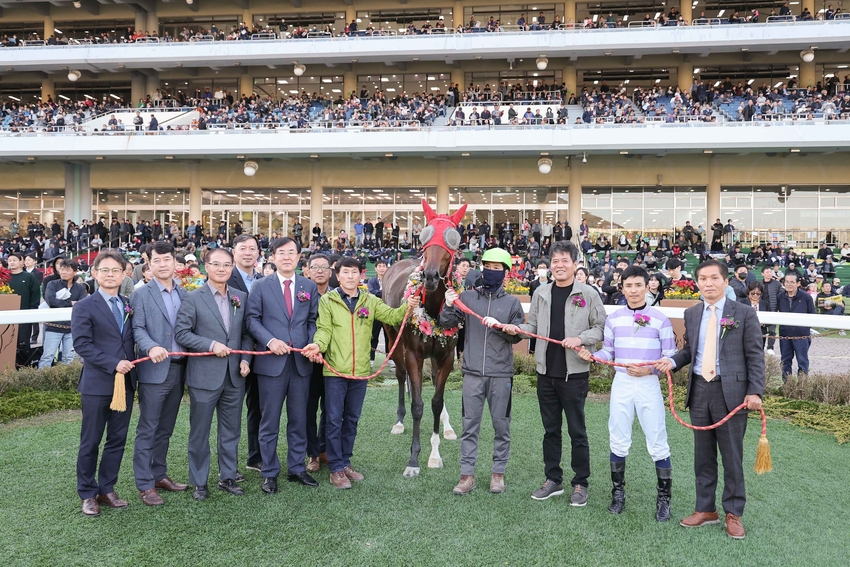  농협 축산경제는 지난 29일 경기도 과천시 소재 렛츠런파크 서울에서 한국마사회와 함께‘ 농협경제지주 대표이사배 경주’를 실시했다고 30일 밝혔다.