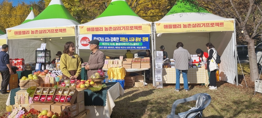 이동필 농촌살리기현장네트워크 이사장이 생방송 라이브 커머스에 직접 출연해 '애플벨리 농촌살리기 프로젝트' 행사 취지를 설명하고, 우리 농산물의 우수성을 홍보하고 있다. 
