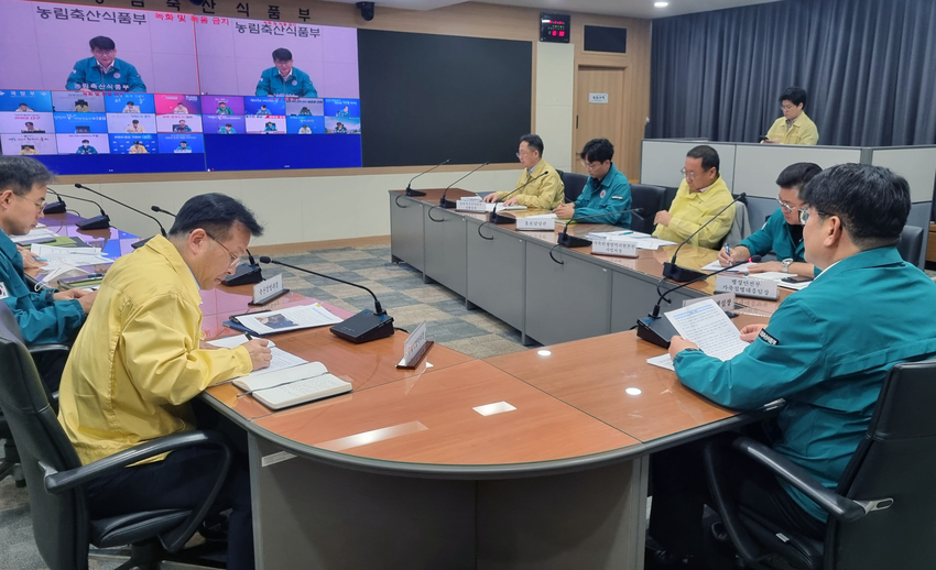 중수본은 10월 31일(화) 오전 농림축산식품부(이하 농식품부)·행정안전부·농림축산검역본부 등 관계기관과 지자체가 참석하는 중수본 회의를 개최하여 방역 추진상황을 점검했다.