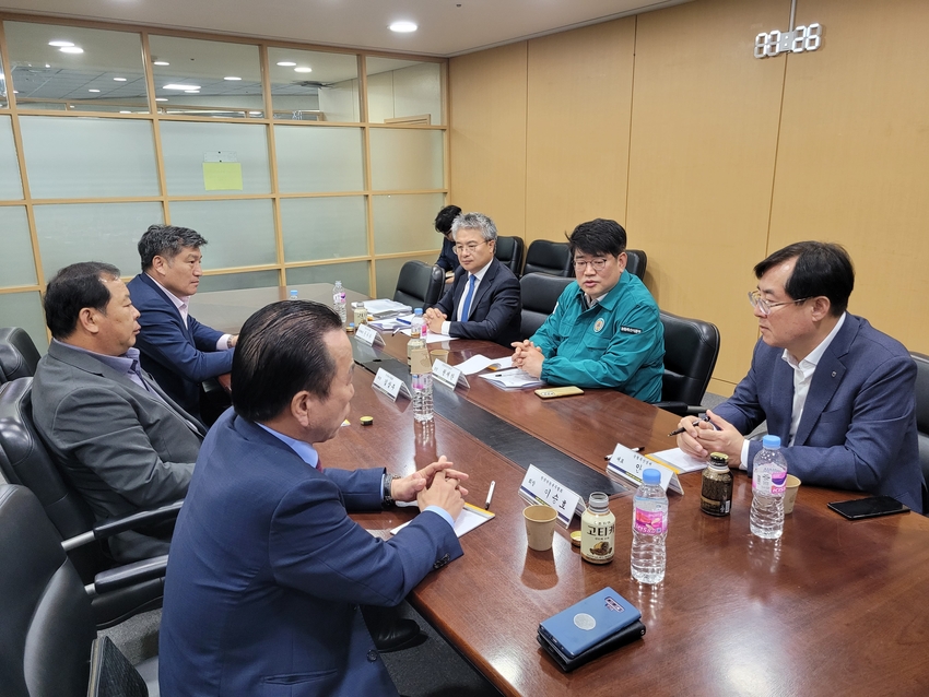 럼피스킨병 중앙사고수습본부의 권재한(농식품부 농업혁신정책실장) 상황부실장은 10월 31일(화) 서울 양재동 에이티(aT)센터에서. 한우협회(김삼주 회장), 낙농육우협회(이승호 회장), 한돈협회(손세희 회장), 농협경제지주 축산경제(안병우 대표), 대한수의사회(문두환 부회장) 등 축산 관련 생산자단체 협회장과 만나 럼피스킨병 긴급백신의 신속한 접종과 구제역 등 방역대책을 협의했고, 생산자단체 등은 정부와 지자체의 긴급 방역조치에 적극 협력하기로 했다