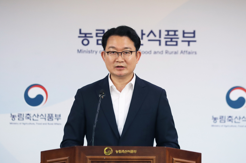  김종구 농림축산식품부 국장이 지난 11월 2일 (목) 경제부총리 주재 비상경제장관회의에서 확정한 「2023년 김장재료 수급안정 대책」을 기자들에게 설명하고 있다.