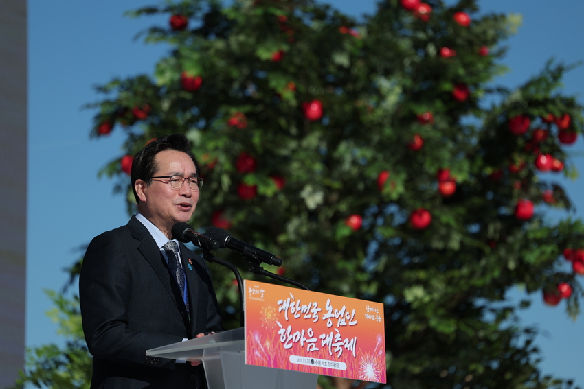  정황근 농식품부 장관은 " 제28회 농업인의 날을 기념하는 대한민국 농업인 한마음 대축제가 농업인들의 주도로 역대 최대 규모로 개최되어 더욱 뜻깊은 행사가 되었다" 고 밝혔다.