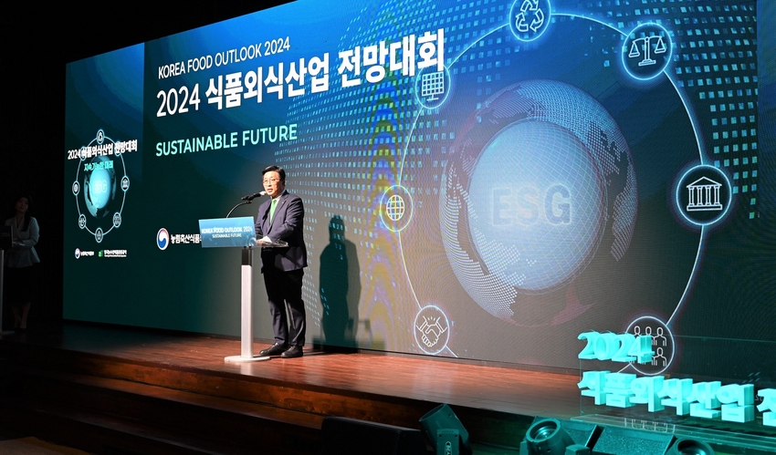 ‘2024 식품외식산업 전망대회’ 현장 사진 < 개회사하는 한국농수산식품유통공사 김춘진 사장 >