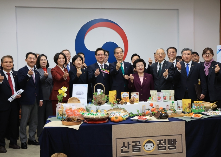 정황근 농림축산식품부 장관이 지난 21일(화) 국무회의장에 배즙, 과일칩 등 경남 하동 청년농부들이 만든 음료와 간식을 들고가 깜짝 선물로 참석자들에게 권했다.
