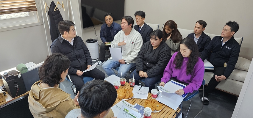  농림축산식품부 권재한 농업혁신정책실장은 11월 21일(화) 오후 전북 정읍시에서 청년농업인 5명과 현장간담회를 갖고 청년농업인의 영농정착 관련 애로사항과 지원방안에 대해 논의했다. 