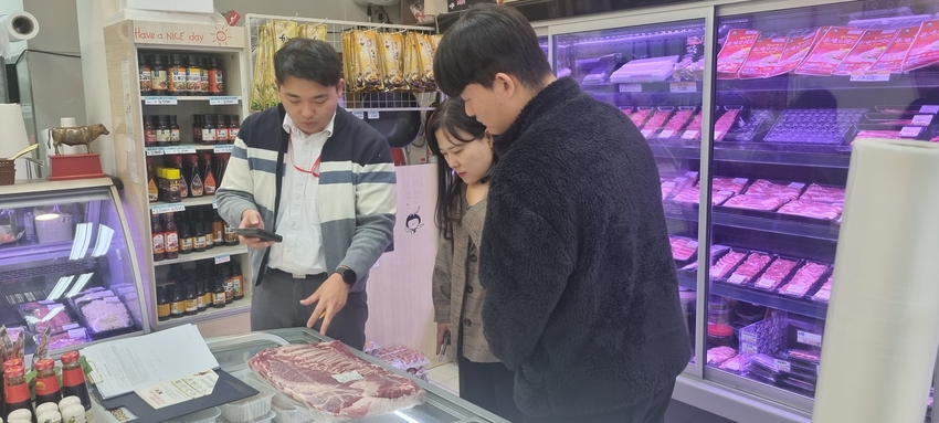 축산물품질평가원 현장점검반과 국민참여혁신단원이 가상 상황에 맞춰 축산물 이력관리시스템을 활용하여 거래 내역 등 현장 점검을 하고 있다.