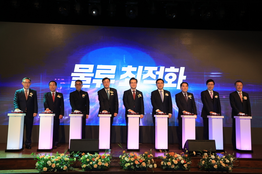 농림축산식품부(장관 정황근, 이하 농식품부)는 농산물 유통 디지털 대전환을 선도할 농산물 온라인도매시장(이하 온라인도매시장)의 공식 출범식을 11월 30일 10시 양재 에이티(aT)센터에서 개최한다고 밝혔다.