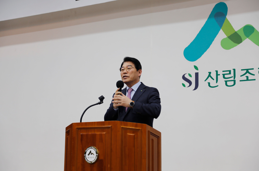 산림조합중앙회는 6일 서울 송파구 중앙회 청사에서 제269회 임시총회를 열고 최창호 산림조합중앙회장의 연임을 확정했다. 
