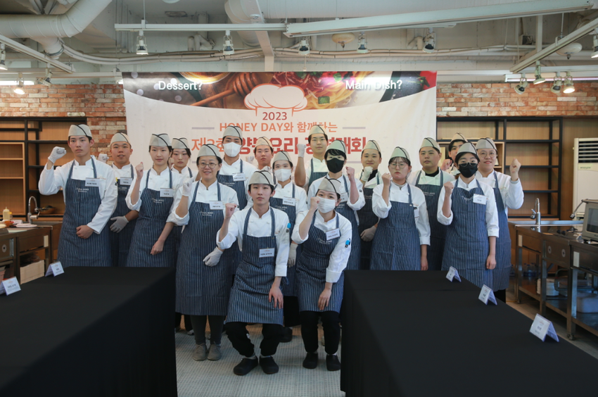  농촌진흥청(청장 조재호)은 한국양봉협회와 함께 허니데이인 12월 21일 서울 호서직업전문학교에서 ‘제3회 양봉요리 경연대회’ 본선을 열고 수상작을 가렸다.