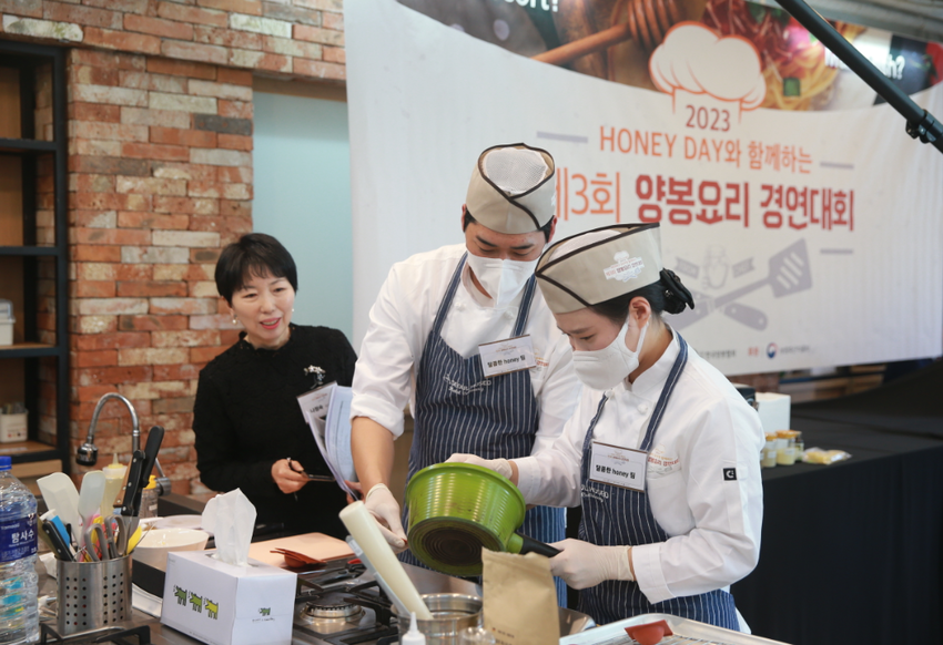 대상(농림축산식품부장관상)은 벌꿀과 벌화분을 이용한 오리 가슴살 스테이크, 오리 다리 브레이징 ( 채소, 고기를 볶은 후 물을 조금 넣고 천천히 익히는 조리법), 엔다이브, 라따뚜이를 채운 콘길리에(파스타의 일종) 요리를 선보인 이동형, 윤지원 팀이 받았다.