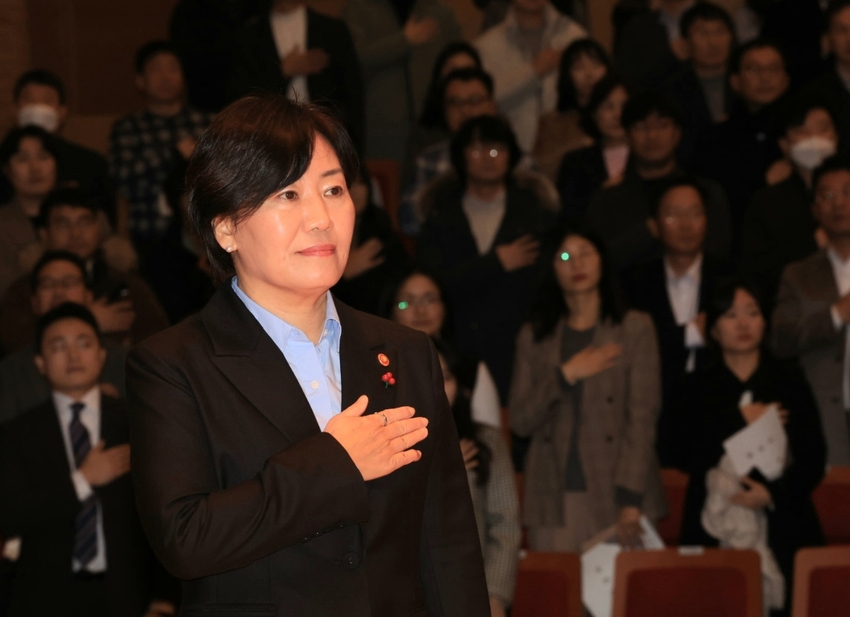 송미령 농림축산식품부 장관은 2일 취임 기념사에서 " 농업 농촌의 핵심 과제를 중심으로 적극적 · 공세적으로 정책 방향을 대전환하고자 한다" 고 밝혔다.