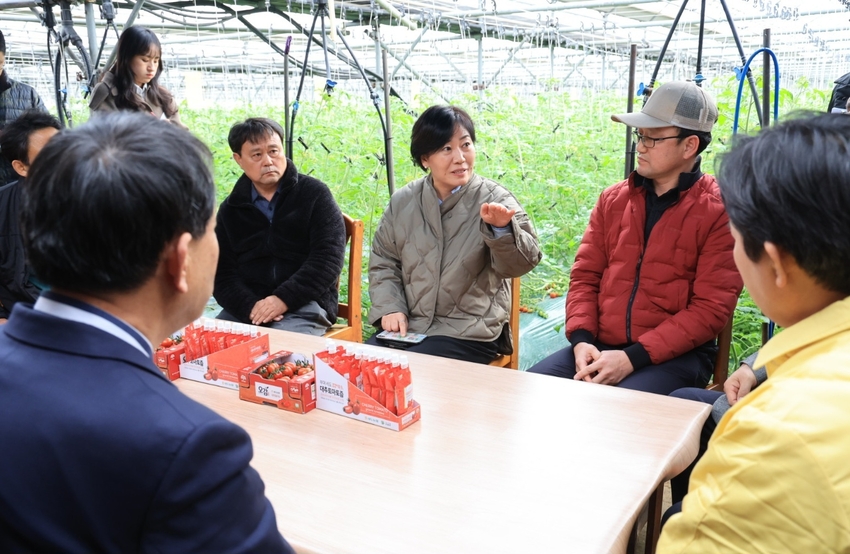 송미령 농식품부 장관은 2일 충남 부여군 딸기 시설농가를 방문, 농업인의 애로사항을 청취하고 있다. 