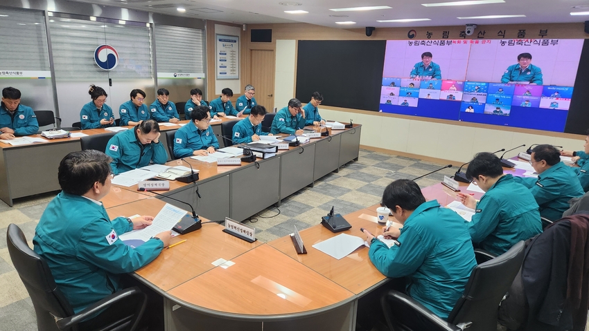 고병원성 조류인플루엔자 중앙사고수습본부 는 1월 5일(금) 충남 천안 산란계 농장(중추)에서 발생함에 따라 1월 8일(월) 관계부처와 지자체가 참여하는 중수본 회의를 개최하고, 고병원성 조류인플루엔자 방역 대책을 점검했다.