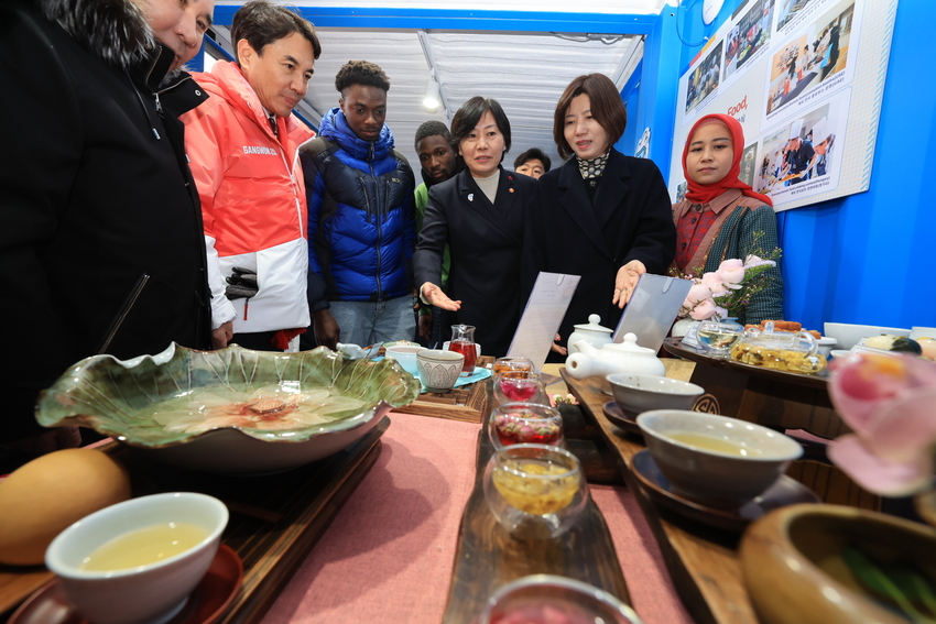  송미령농식품부 장관은 지난 19일 2024 강원 동계 청소년 올림픽 행사장에 설치된 한식 홍보관에서 임경숙 한식진흥원 이사장과 함께 떡 · 한과 등 전통 다과와 도서·홍보 영상 등을 둘러보고, 호두 정과·가루쌀 빵 · 김 과자 등을 시식하고, 외국인 청소년들과 함께 다과 만들기 프로그램에 참여하여 행사 관계자 의견을 경청했다