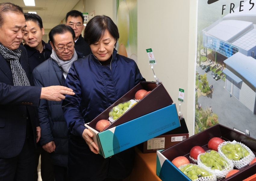  송미령 농림축산식품부장관은 1월 23일(화) 오후, 충청북도 충주시에 소재한 국내 최대 과수 거점 산지유통센터를 방문하여 과일 설 성수품 수급 상황을 점검하고 현장 관계자를 격려했다. 