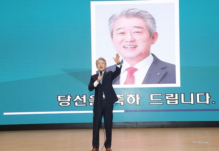  강호동 경남합천 율곡농협 조합장이 제25대 농협중앙회 선거에서 당선됐다< 강 당선인의 축하인사 모습> 