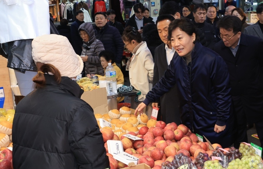  송미령 농림축산식품부 장관은 설 명절을 맞이하여 2월 5일(월) 오후, 충남 논산시 화지중앙시장과 성모의 마을을 방문하여 전통시장의 설 성수품 수급 상황을 점검하고 전통시장 상인과 사회복지시설 관계자를 격려했다.