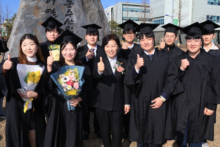 송미령 농림축산식품부 장관은 국립한국농수산대학교 학위수여식에 참석하여 농어업 환경 변화에 대응하는 융복합 교육 과정을 성공적으로 마치고 학위를 취득한 졸업생을 축하했다. 