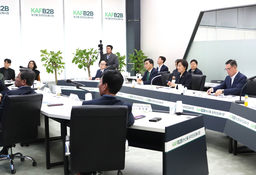 송미령 농림축산식품부 장관은 2월 21일(수) 오후, 서울 양재동 소재 농산물 온라인도매시장 (이하 온라인도매시장) 상황실을 방문하여 시장 운영 상황을 점검했다.