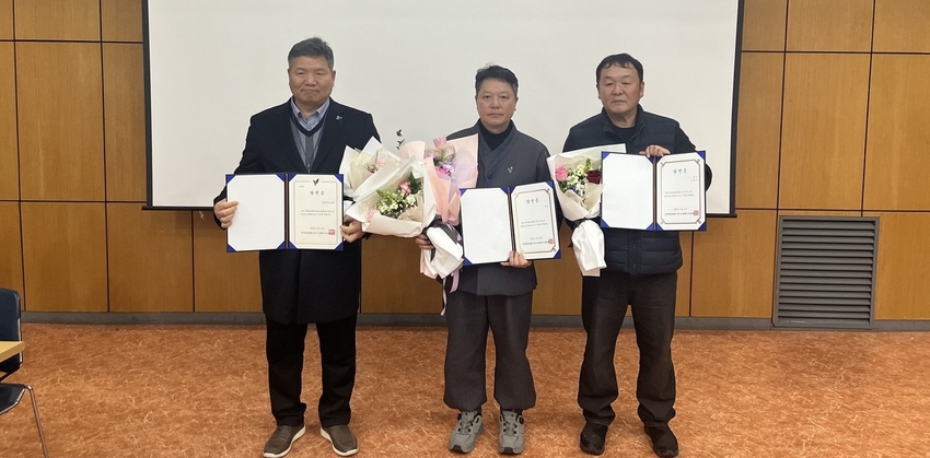 유장수 자조금관리위원장 (왼쪽 첫번째), 김상기 회장 ( 가운데 ), 김현국 감사 등이 당선증을 받고 기념촬영을 하고 있다. 