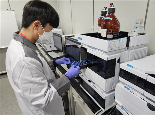 축산물품질평가사가 액체크로마토그래피(HPLC)를 이용하여 꿀의 포도당과 과당을 분석하고 있다.