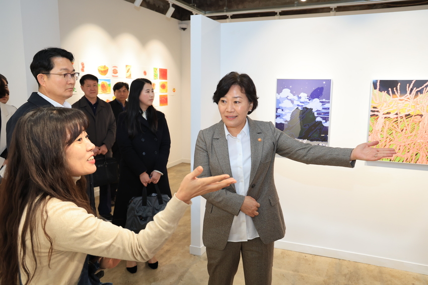 송미령장관이 목욕탕을 개조해선 만든 미술관을 찾았다. 