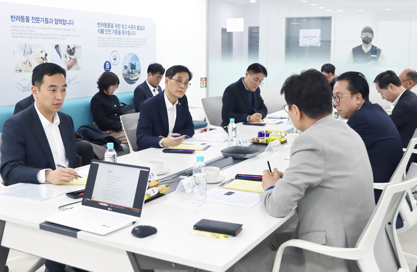 한훈 농림축산식품부 차관은 3월5일(화) 오후, 충북 음성 우리와(주) 펫푸드 생산공장을 방문하여 펫푸드 수출 활성화 등 반려동물 연관산업 육성을 위한 정부 정책을 공유하고 현장 애로사항을 청취했다. 