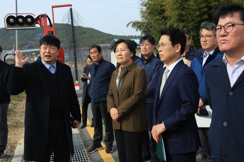 송미령 장관은 대구광역시 군위군의 배 생산단지와 국립원예특작과학원 사과연구센터를 방문하여 올해 생육관리 상황과 개화기 저온피해 대응 현황을 점검하고 현장 관계자들을 격려했다. 