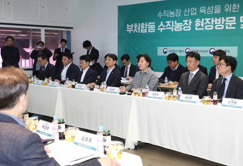 송미령 농림축산식품부 장관은 안덕근 산업통상자원부 장관, 이상주 국토교통부 국토도시실장과 함께 26일 경기도 평택시에 위치한 수직농장 전문기업 ‘플랜티팜’을 방문하고 관련 기업들과 간담회를 가졌다.